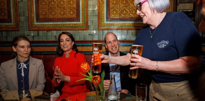 Βασιλιάς Κάρολος: Το πάρτι στο Μπάκιγχαμ με χιλιάδες καλεσμένους και... οι μπύρες σε παμπ του πρίγκιπα Γουίλιαμ με την Κέιτ
