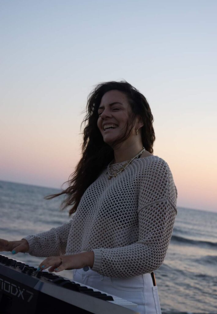Οι «Topos» ενώνουν την παράδοση με τη μουσική του σήμερα και η Ελένη Αλεξαντωνάκη μας μιλά για τη δύναμη της θάλασσας