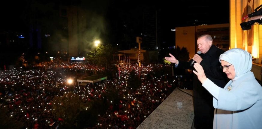 Τουρκία - Εκλογές: Τραγούδησε από το «μπαλκόνι της νίκης» ο Ερντογάν - ΒΙΝΤΕΟ