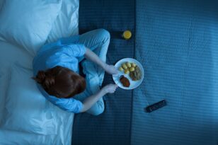 Τι συμβαίνει στο σώμα σου όταν τρως αργά το βράδυ - Οφέλη και μειονεκτήματα