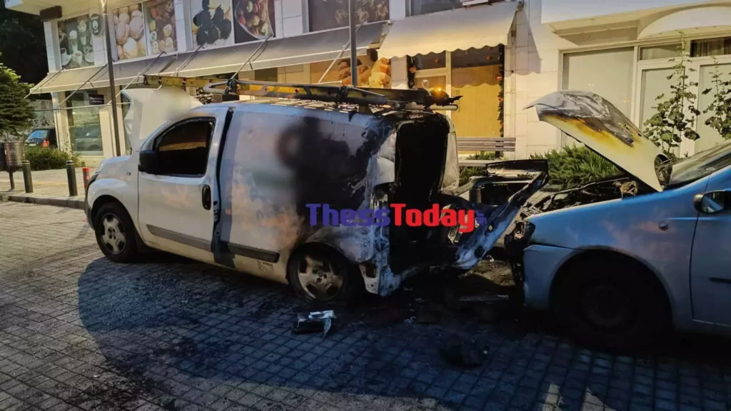 Θεσσαλονίκη: Έβαλαν φωτιά σε φορτηγάκι εταιρείας - Τι συνέβη - ΦΩΤΟ