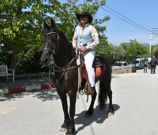 Εκλογές Τουρκία: Viral οι... αφίξεις πολιτών με άλογα και παραδοσιακές στολές για να ψηφίσουν  ΒΙΝΤΕΟ
