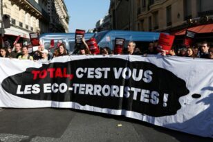 Γαλλία: Ένταση στη γενική συνέλευση της TotalEnergies – Αστυνομία κατά διαδηλωτών για το κλίμα