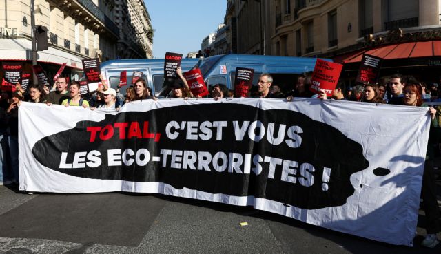 Γαλλία: Ένταση στη γενική συνέλευση της TotalEnergies – Αστυνομία κατά διαδηλωτών για το κλίμα