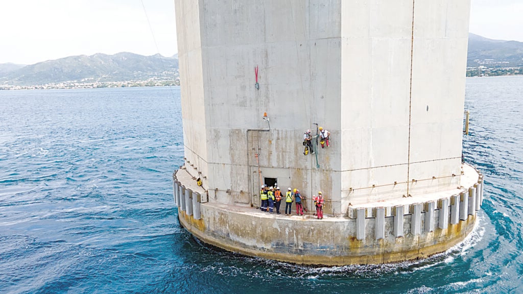 Γέφυρα Ρίου - Αντιρρίου: Δύτες και εναερίτες «ψηλαφίζουν» το πέρασμα του θαλάσσιου στενού - ΦΩΤΟ