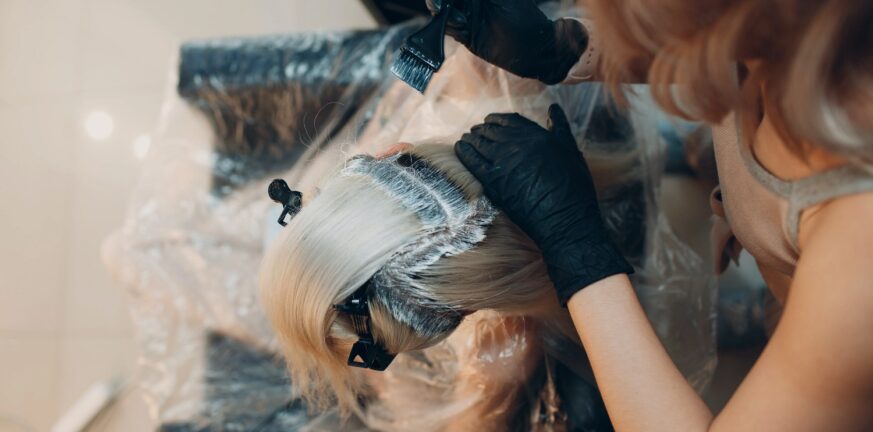 6 λάθη που πρέπει να αποφεύγεις όταν βάφεις τα μαλλιά σου