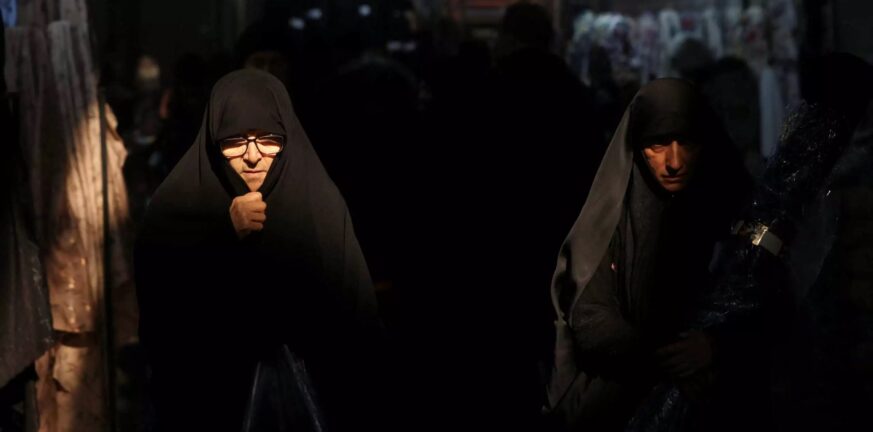 Ιράν: Απαγορεύθηκε σε 12 γυναίκες ηθοποιούς να εργαστούν διότι εμφανίστηκαν δημοσίως χωρίς να φορούν μαντίλα