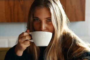 Πρωινός καφές με άδειο στομάχι: Δες πώς επηρεάζει την υγεία σου