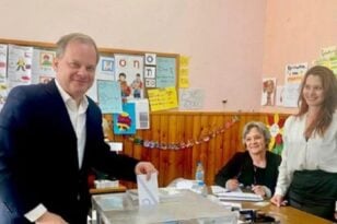 Εκλογές 2023: Ψήφισε στις Σέρρες ο Κώστας Αχ. Καραμανλής: «Τον πρώτο και απόλυτο λόγο έχουν οι πολίτες»