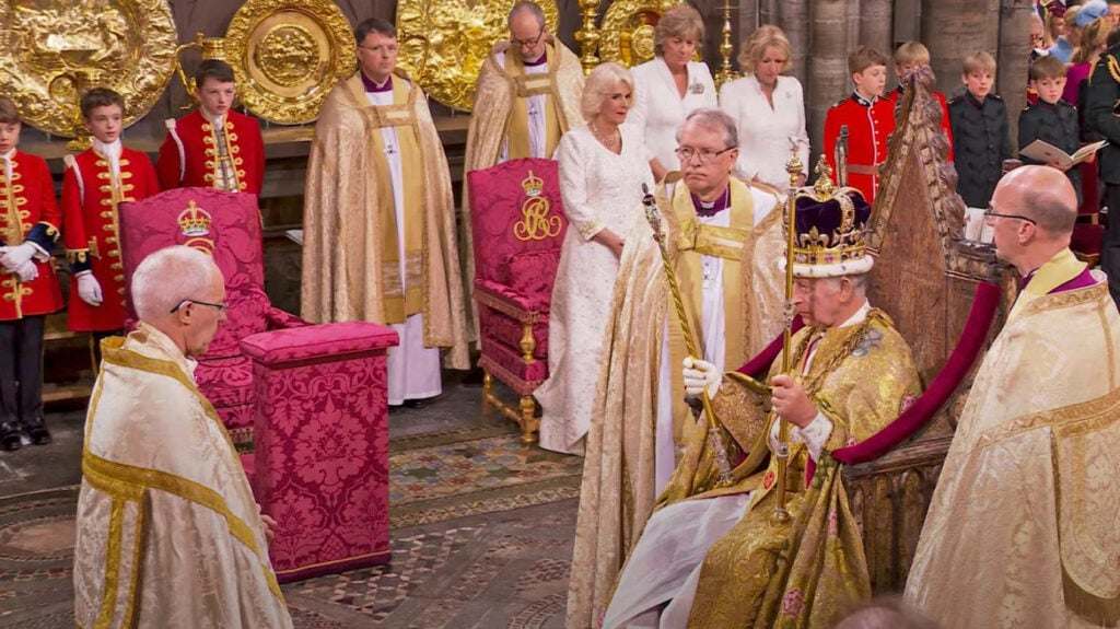 ΖΩΝΤΑΝΑ «God Save the King» - Βγήκαν στο μπαλκόνι ο Βασιλιάς Κάρολος και η Καμίλα - Ιστορικές στιγμές για τη Βρετανία