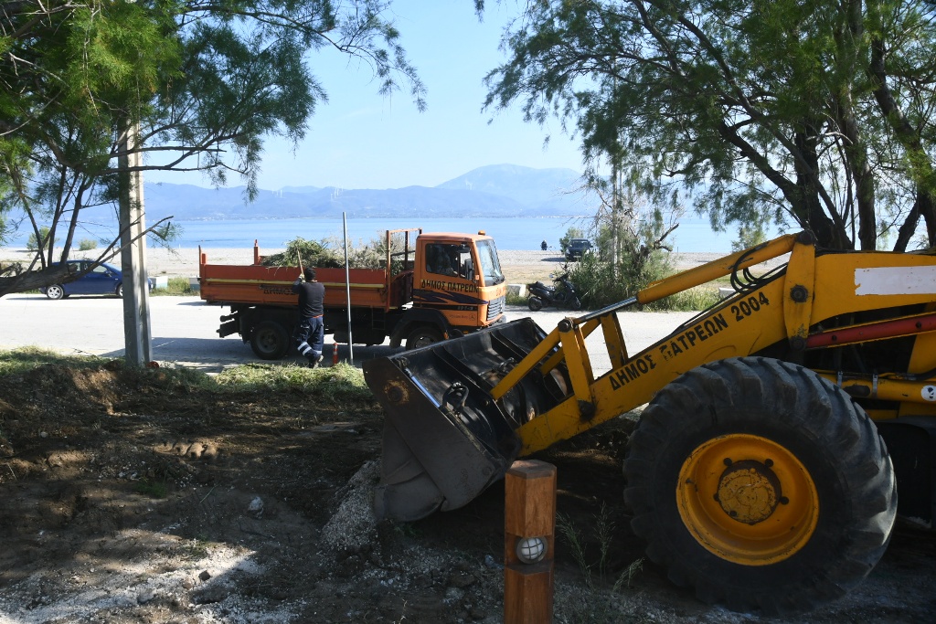 Πάτρα: Εργαζόμενοι του Δήμου καθαρίζουν το Έλος της Αγυιάς - ΦΩΤΟ