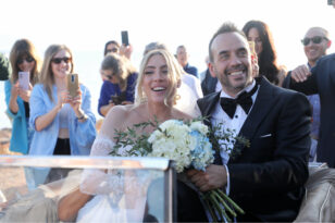 Μουζουράκης - Κόζαρη: Σε πελάγη ευτυχίας το ζευγάρι στο after wedding party στην Αίγινα - ΦΩΤΟ