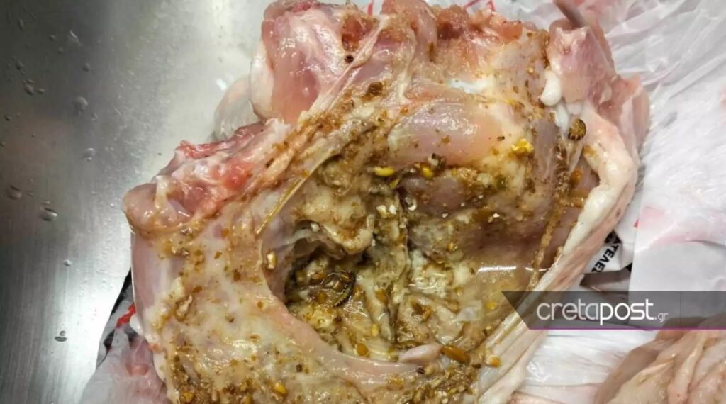 Ηράκλειο: Αγόρασε κοτόπουλο από κρεοπωλείο που ήταν γεμάτο σκουλήκια - ΦΩΤΟ