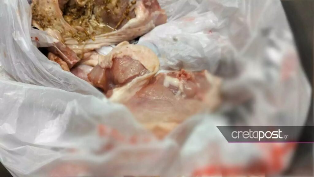Ηράκλειο: Αγόρασε κοτόπουλο από κρεοπωλείο που ήταν γεμάτο σκουλήκια - ΦΩΤΟ