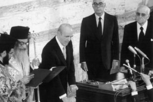 Κωνσταντίνος Καραμανλής: 43 χρόνια από όταν ανέλαβε για πρώτη φορά Πρόεδρος της Δημοκρατίας