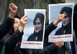 Ιράν: Βεβήλωσαν τον  τάφο της Μαχσά Αμινί - «Λοιπόν και το τζάμι της ταφόπλακάς σας τους ενοχλεί;...» 