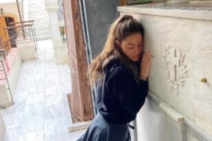 Μαρία Μενούνος: Προσευχήθηκε στον τάφο του Αγίου Νεκταρίου στην Αίγινα - ΦΩΤΟ