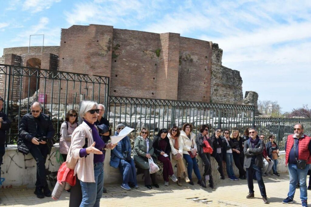Κοινο_Τοπία: Συνεχίζονται οι ξεναγήσεις στα ιστορικά αποτυπώματα της Πάτρας με αφηγήτρια τη Γιώτα Καΐκα - ΦΩΤΟ