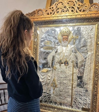 Μαρία Μενούνος: Προσευχήθηκε στον τάφο του Αγίου Νεκταρίου στην Αίγινα - ΦΩΤΟ