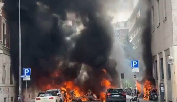 Ισχυρή έκρηξη στο Μιλάνο – Βίντεο σοκ με αυτοκίνητα τυλιγμένα στις φλόγες