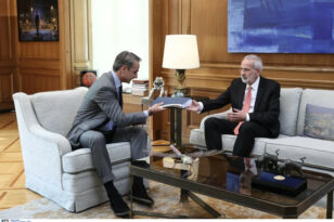 Ο Μητσοτάκης παρέδωσε τον «μπλε φάκελο» στον υπηρεσιακό πρωθυπουργό - Τι περιέχει