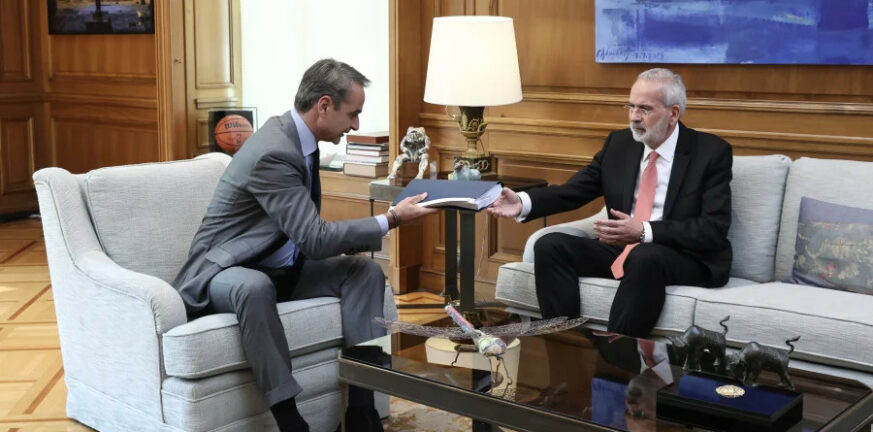 Ο Μητσοτάκης παρέδωσε τον «μπλε φάκελο» στον υπηρεσιακό πρωθυπουργό - Τι περιέχει