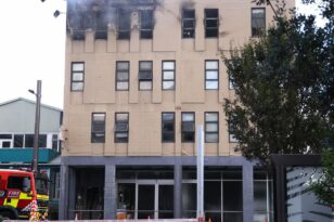 Νέα Ζηλανδία: Ανασύρθηκαν τα πρώτα πτώματα από ξενοδοχείο που πήρε φωτιά - Με σκυμμένο κεφάλι οι διασώστες