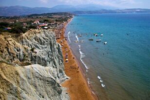 Σε ποιο ελληνικό νησί βρίσκεται μία από τις πιο παράξενες παραλίες του κόσμου – ΦΩΤΟ