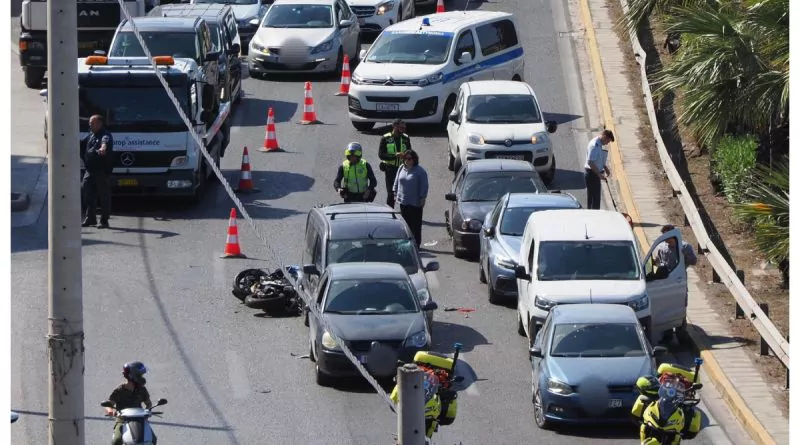 Τροχαίο με έναν νεκρό στην Παραλιακή - Μηχανή συγκρούστηκε με επτά αυτοκίνητα