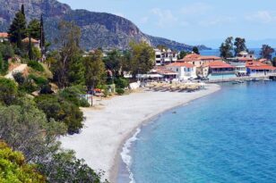 Χαμηλό budget, ονειρικές παραλίες για τα πρώτα μπάνια: Παραθαλάσσιοι προορισμοί για αποδράσεις κοντά στην Αθήνα