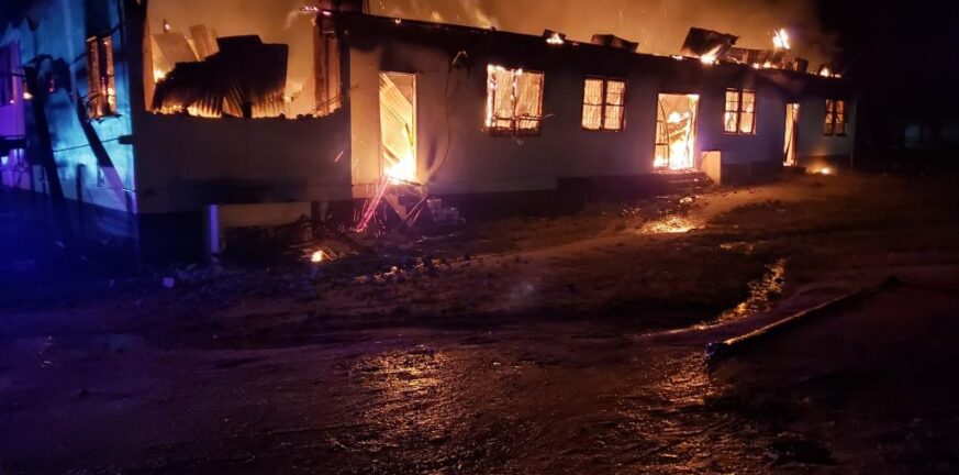Γουιάνα: Ανείπωτη τραγωδία 20 νεκρούς από πυρκαγιά σε κοιτώνα σχολείου