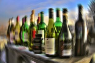Στη «φάκα» του ΣΔΟΕ τέσσερις χώροι παράνομης εμφιάλωσης νοθευμένων ποτών σε Αθήνα και Άγιο Δημήτριο