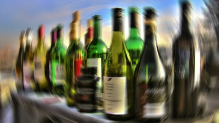 Στη «φάκα» του ΣΔΟΕ τέσσερις χώροι παράνομης εμφιάλωσης νοθευμένων ποτών σε Αθήνα και Άγιο Δημήτριο