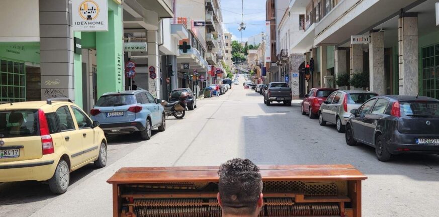Ο Γιάγκος Ραυτόπουλος έπαιξε πιάνο στην… Ερμού και μιλά στην «Π» - ΦΩΤΟ