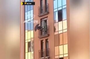 Ρωσία: Άνδρας με ομπρέλα πέφτει στο κενό από τον 8ο όροφο! - Σοκαριστικό ΒΙΝΤΕΟ