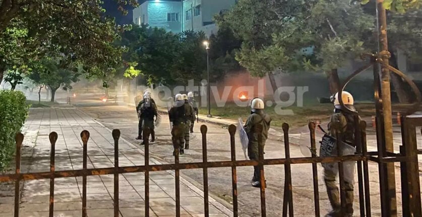 Θεσσαλονίκη: Επεισόδια τα ξημερώματα στο ΑΠΘ - Άγνωστοι έριξαν μολότοφ σε ΜΑΤ ΒΙΝΤΕΟ