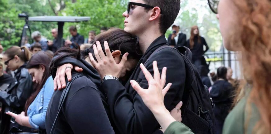 Σερβία: Οδύνη στις πρώτες κηδείες των θυμάτων των δύο μαζικών δολοφονιών– Ανησυχία για φαινόμενα μιμητισμού