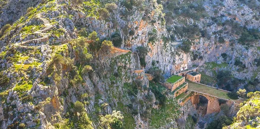 Μονή Αγίου Ιωάννη Ερημίτη: Το μοναστήρι στα Χανιά που μοιάζει να αναδύεται από το χείλος του γκρεμού -ΦΩΤΟ