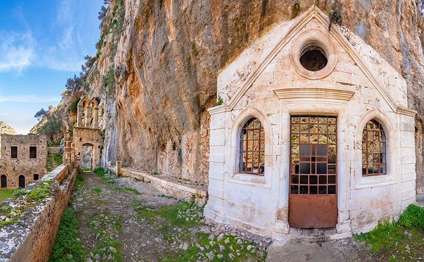 Μονή Αγίου Ιωάννη Ερημίτη: Το μοναστήρι στα Χανιά που μοιάζει να αναδύεται από το χείλος του γκρεμού -ΦΩΤΟ