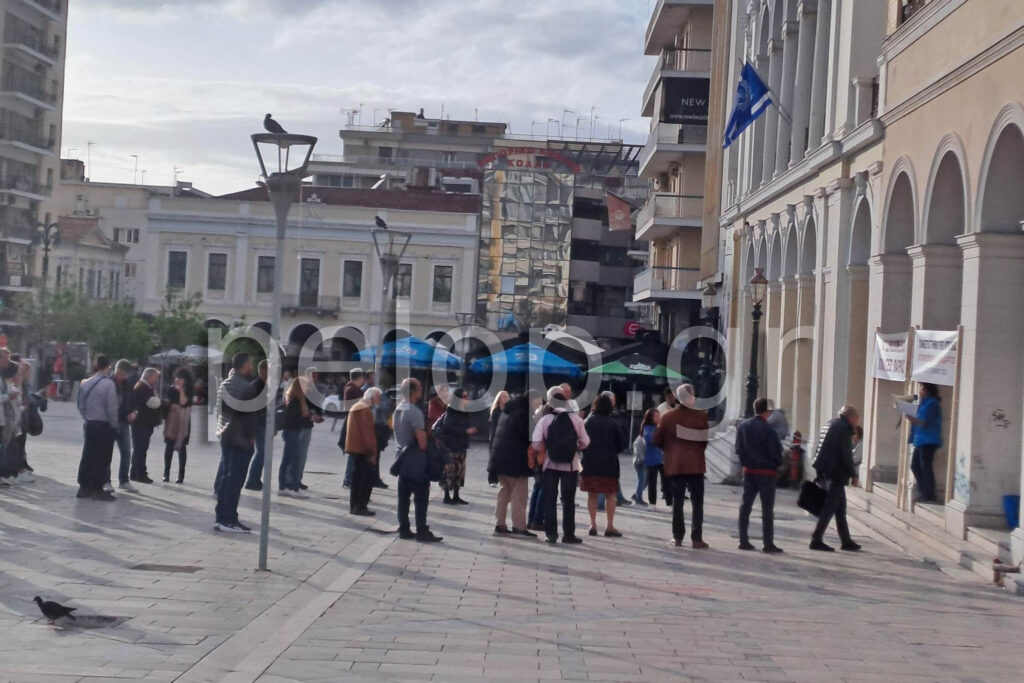 Πάτρα: Συγκέντρωση διαμαρτυρίας στην πλατεία Γεωργίου για την παρουσία Μπουρλά - ΦΩΤΟ