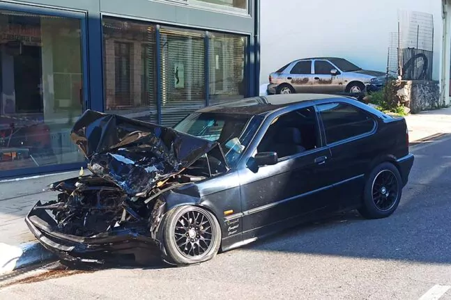 Αμφιλοχία: Συγκρούστηκε αυτοκίνητο με βανάκι - Στο νοσοκομείο Αγρινίου ο οδηγός του Ι.Χ - ΦΩΤΟ