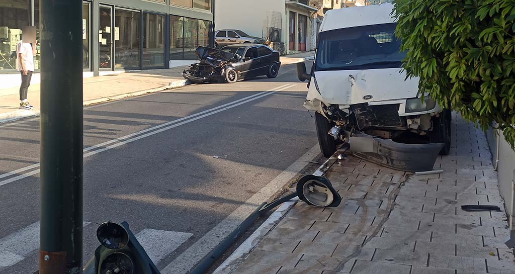 Αμφιλοχία: Συγκρούστηκε αυτοκίνητο με βανάκι - Στο νοσοκομείο Αγρινίου ο οδηγός του Ι.Χ - ΦΩΤΟ
