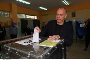 Εκλογές 2023 - Βαρουφάκης: Στο πέραμα ψήφισε ο επικεφαλής του ΜέΡΑ25 - «Τα λεπτά πίσω από το μπλε παραβάν είναι μαγικά»