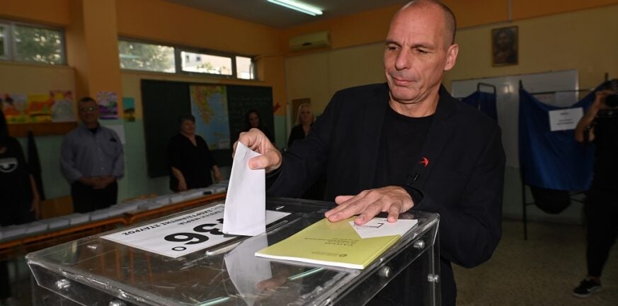 Εκλογές 2023 - Βαρουφάκης: Στο πέραμα ψήφισε ο επικεφαλής του ΜέΡΑ25 - «Τα λεπτά πίσω από το μπλε παραβάν είναι μαγικά»