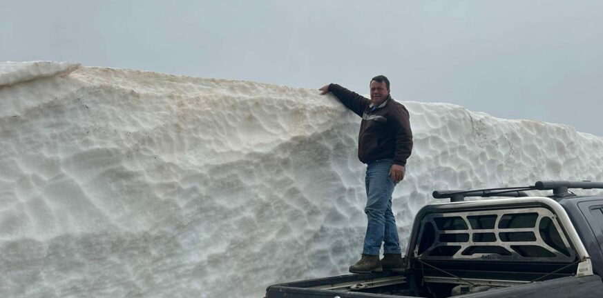 Καλάβρυτα: Χιόνι δυο μέτρα στο Χελμό, μήνα Μάϊο - ΦΩΤΟ