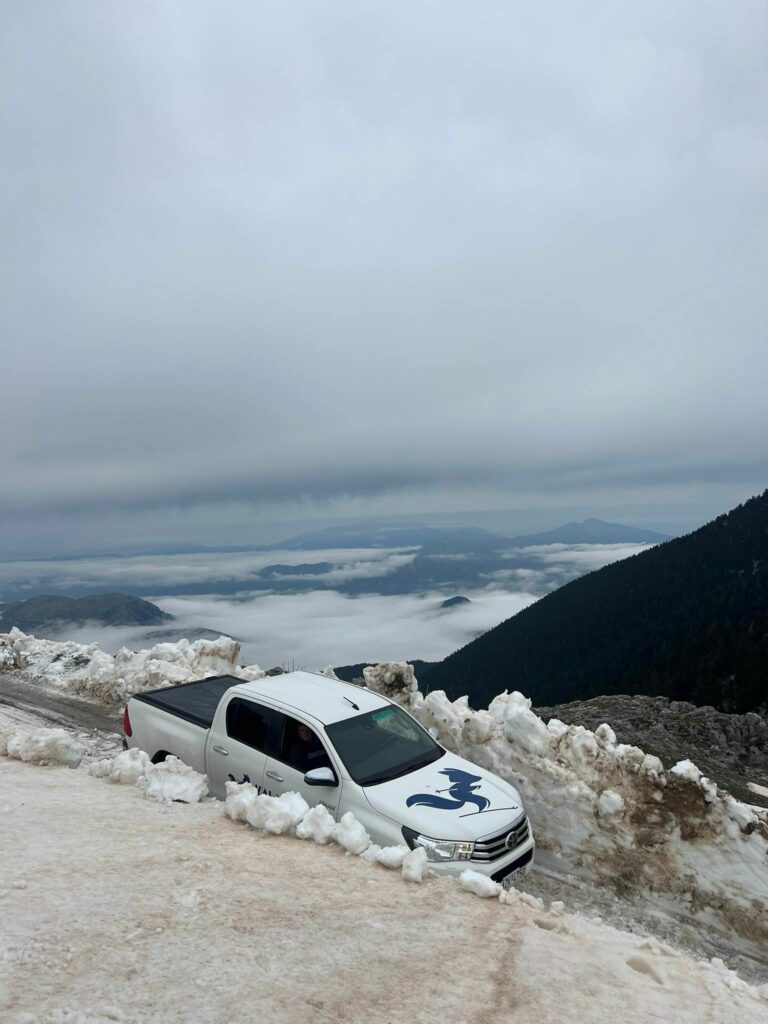 Καλάβρυτα: Χιόνι δυο μέτρα στο Χελμό, μήνα Μάϊο - ΦΩΤΟ