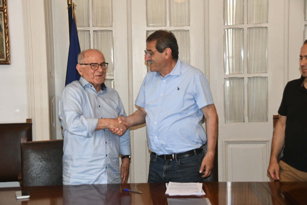 Πάτρα: Ο Κ. Πελετίδης υπέγραψε την σύμβαση για την ολοκληρωμένη παρέμβαση στα Προσφυγικά