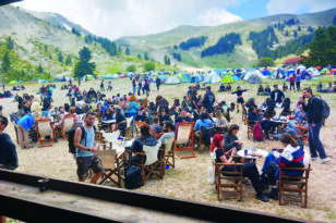 Helmos Mountain Festival: Ύπνος κάτω από τα αστέρια, εκατοντάδες σκηνές στο Χελμό – ΦΩΤΟ