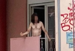 Θεσσαλονίκη: Παραμένει ταμπουρωμένος ο άνδρας που απείλησε με μαχαίρι 17χρονο – Βρίζει τους αστυνομικούς ΦΩΤΟ