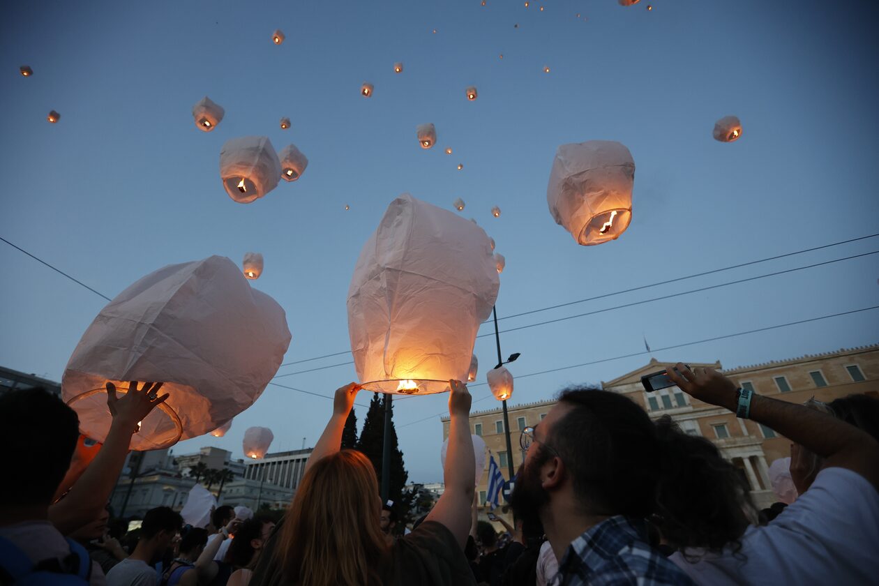 Ναυάγιο στην Πύλο: Γέμισε με φαναράκια ο ουρανός για τα θύματα της τραγωδίας